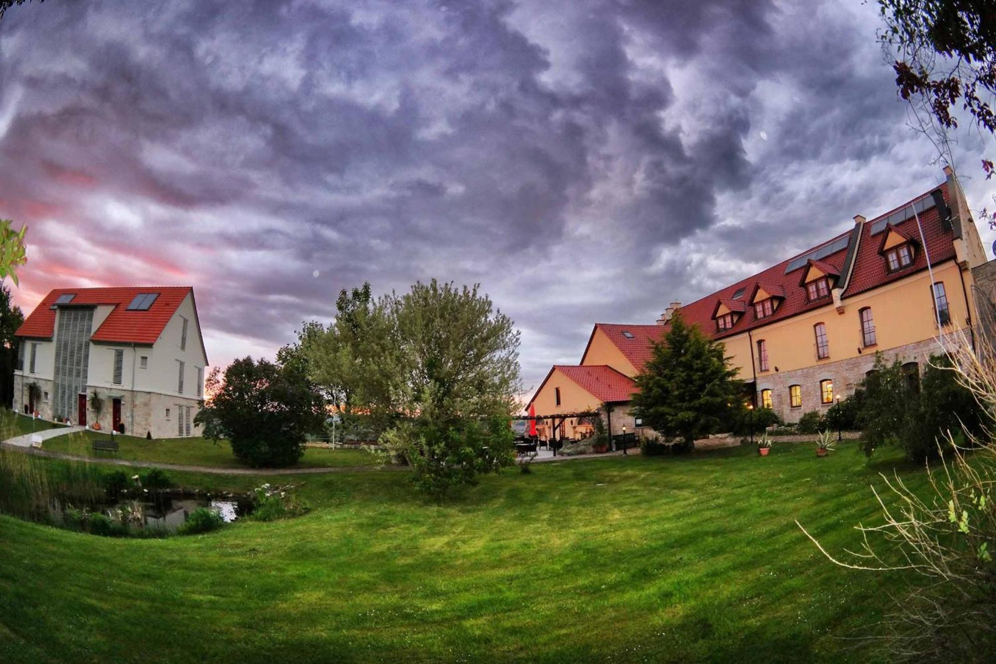 Hotel Und Restaurant Rittergut Kreipitzsch เนาม์บวร์ก ภายนอก รูปภาพ